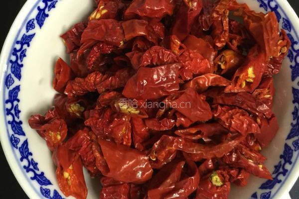 香酥辣椒，酒鬼花生的做法图解2