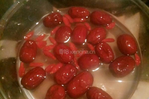 红枣银耳小米粥的做法图解2
