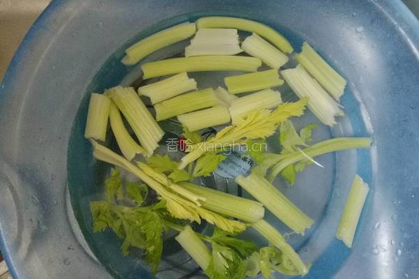 虾皮醋拌芹菜的做法图解1