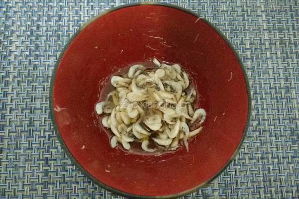 虾皮醋拌芹菜的做法图解3