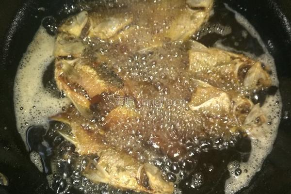 酥骨鲫鱼的做法图解1