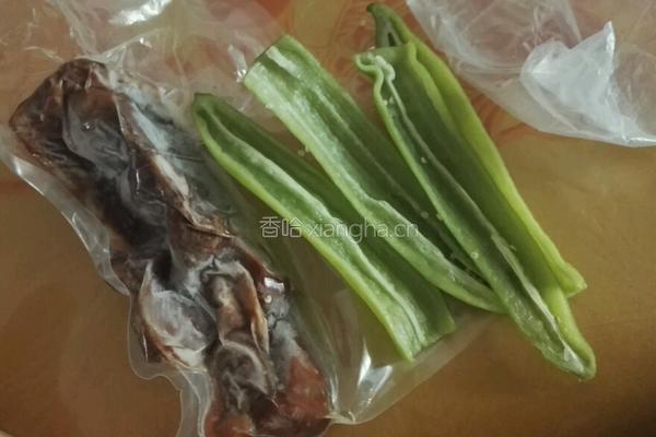猪头肉炒青椒的做法图解1