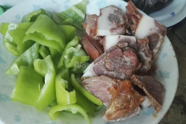 猪头肉炒青椒的做法图解2