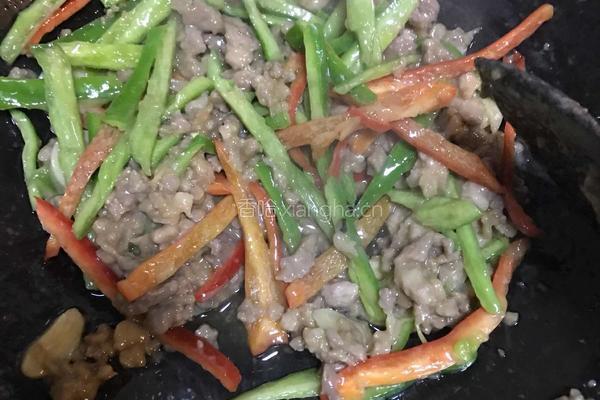 青椒肉粒炒饭的做法图解6