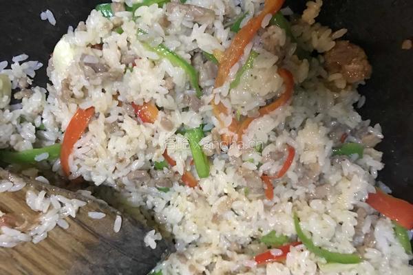 青椒肉粒炒饭的做法图解7