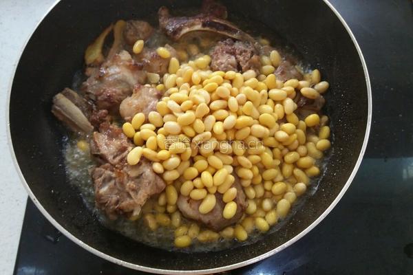 家常排骨黄豆煲的做法图解4