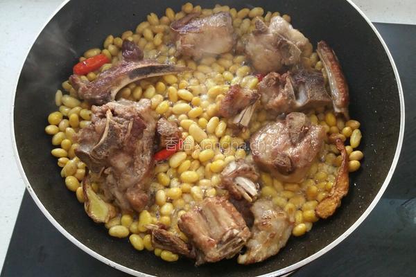 家常排骨黄豆煲的做法图解5