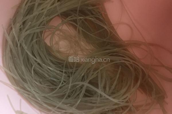 芹菜炒粉条的做法图解1
