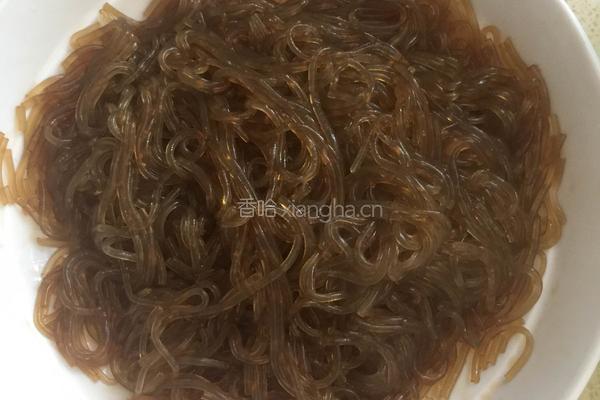 芹菜炒粉条的做法图解2