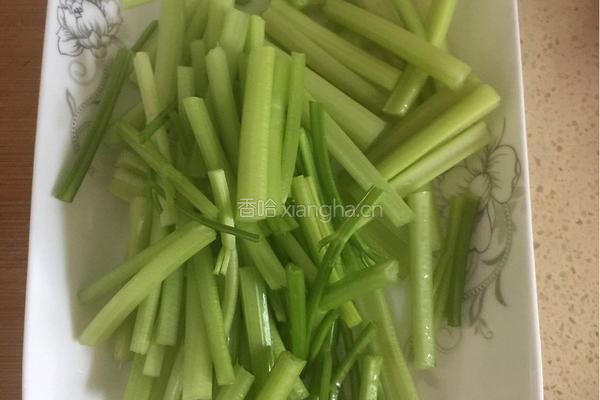 芹菜炒粉条的做法图解3