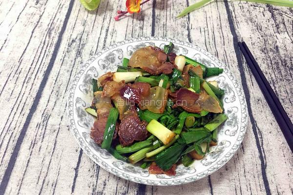大蒜炒腊肉的做法图解6