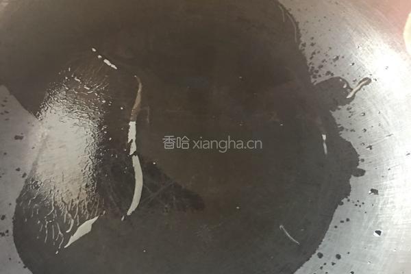 大蒜炒腊肉的做法图解2