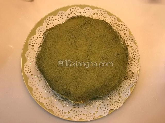 重复几次，最后一层饼皮上撒上一些抹茶粉