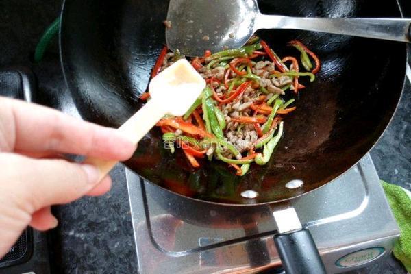 青红椒炒肉丝的做法图解8