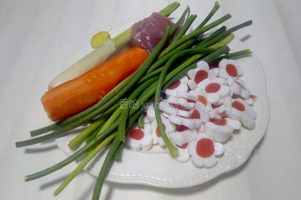 魔芋梅花蒜苔炒肉的做法图解1