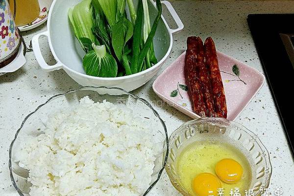 腊肠鸡蛋炒饭的做法图解1