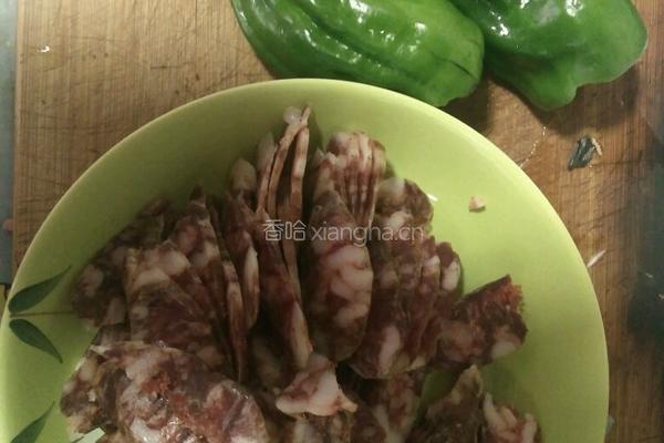 青椒炒辣香肠的做法图解1