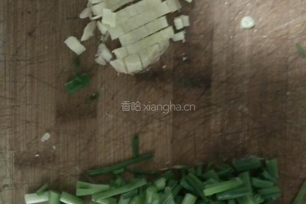 青椒炒辣香肠的做法图解4