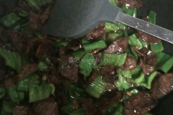 青椒炒辣香肠的做法图解9