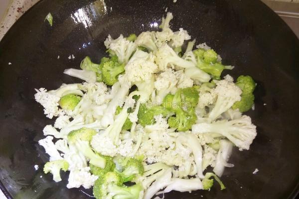 干锅有理腊肉菜花的做法图解1