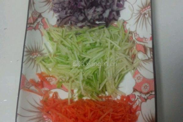 卡通蔬菜鸡蛋饼的做法图解1