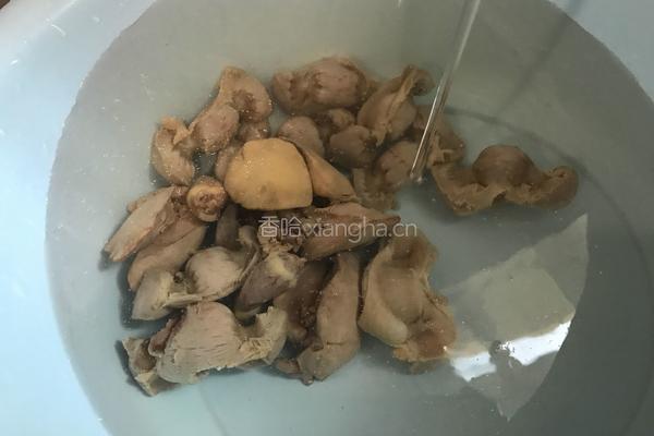 酸辣鸡杂的做法图解2