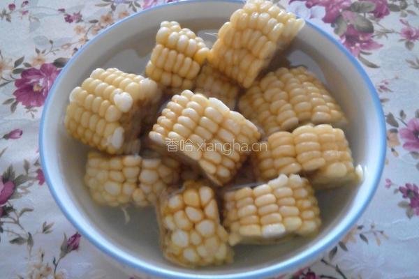 玉米枸杞红枣大骨头汤的做法图解1