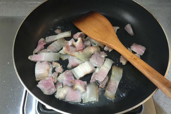 咸肉片炒白菜的做法图解2