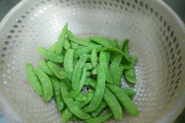荷兰豆胡萝卜炒肉的做法图解2