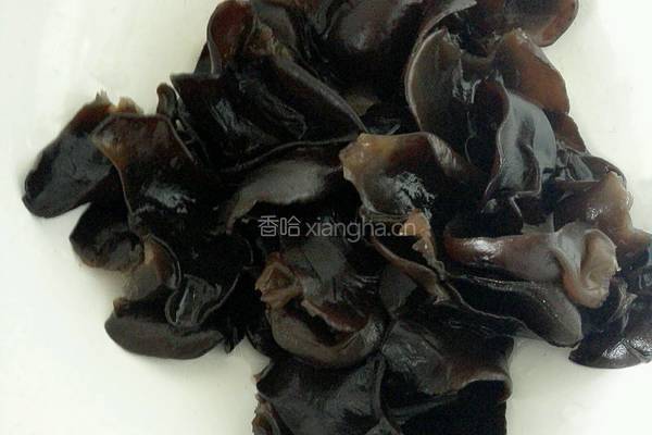 芹菜木耳炒肉的做法图解2