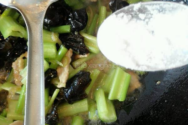 芹菜木耳炒肉的做法图解8