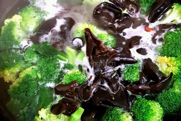 水煮西蓝花木耳的做法图解1