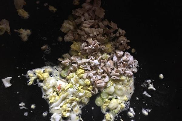 肥肠蛋炒饭的做法图解3