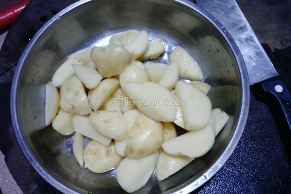 土豆炖鸡爪的做法图解1