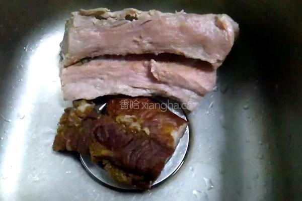 干巴牛肉 腊排骨的做法图解1
