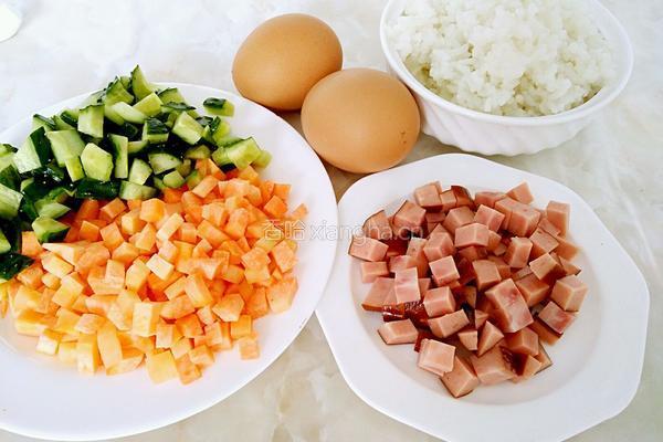 香辣蛋炒饭的做法图解1