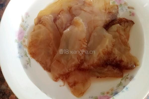 红心萝卜拌海蜇的做法图解3
