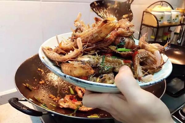 椒盐赖尿虾的做法图解3