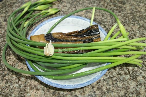 蒜苔炒腊肉的做法图解1