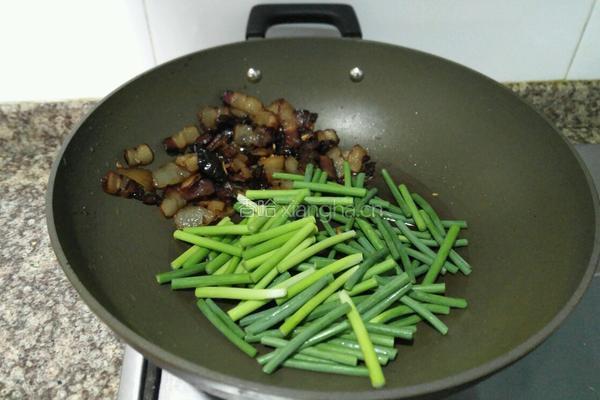 蒜苔炒腊肉的做法图解6