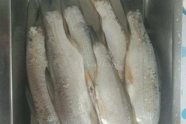 蒜香炸油鱼的做法图解1