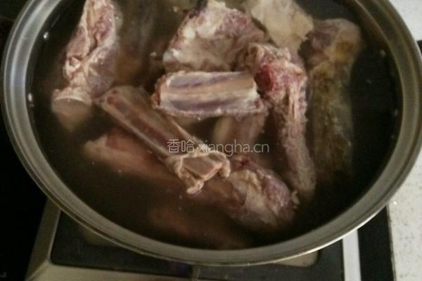 白萝卜炖羊排的做法图解2