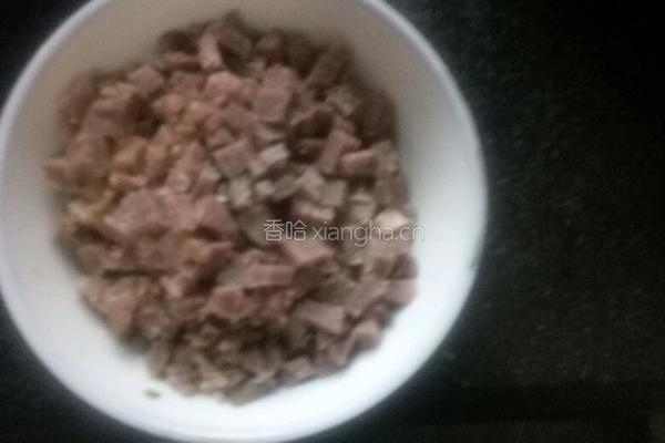 卤牛肉炒饭的做法图解1
