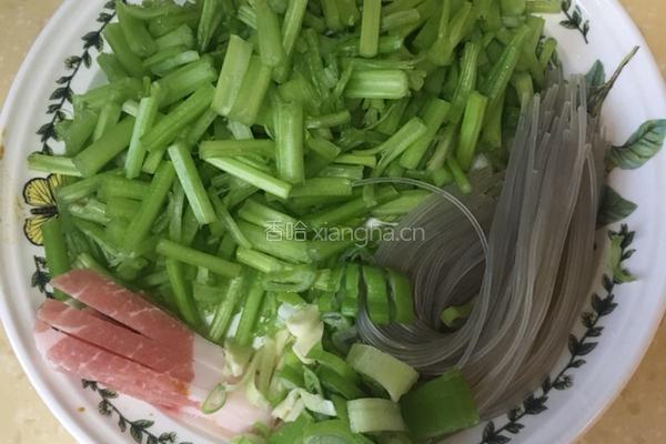 芹菜炒粉的做法图解1