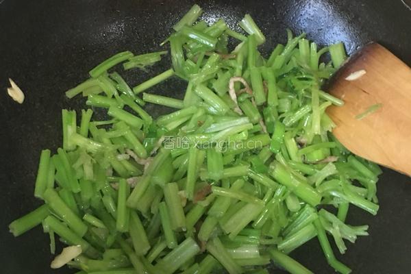 芹菜炒粉的做法图解5