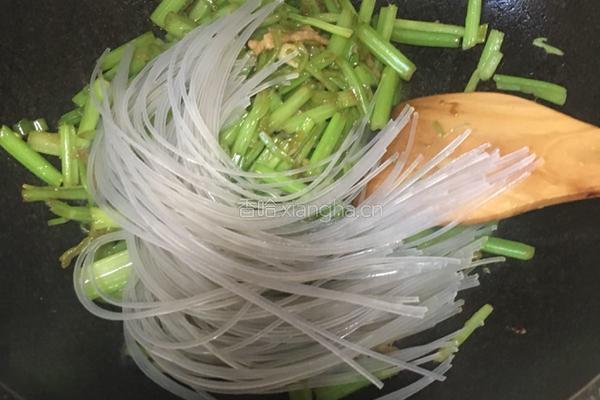 芹菜炒粉的做法图解7