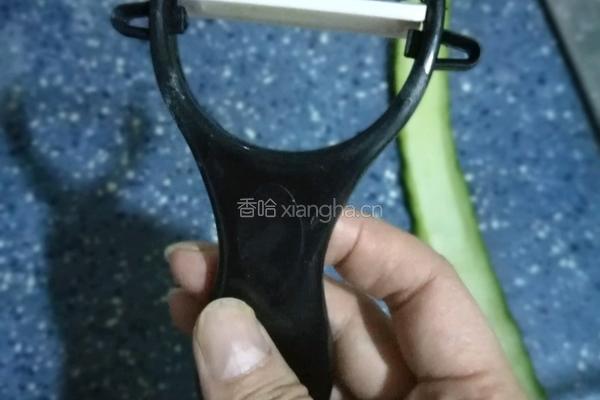 爽口黄瓜片的做法图解1