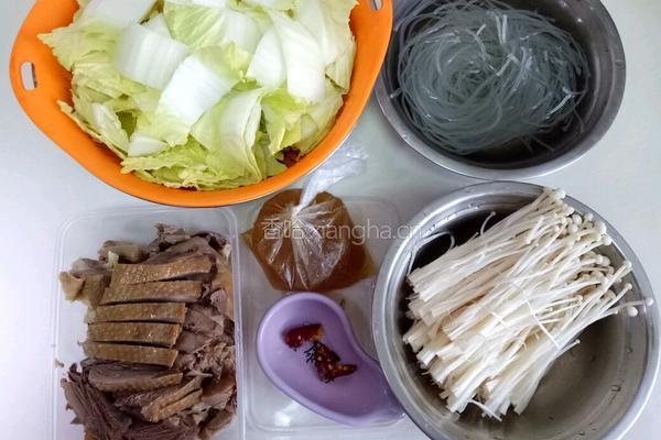 盐水鹅白菜粉丝煲的做法图解1