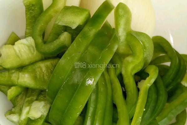 土豆青椒圆葱炒肉片的做法图解1