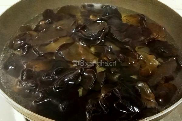 凉拌黑木耳的做法图解2